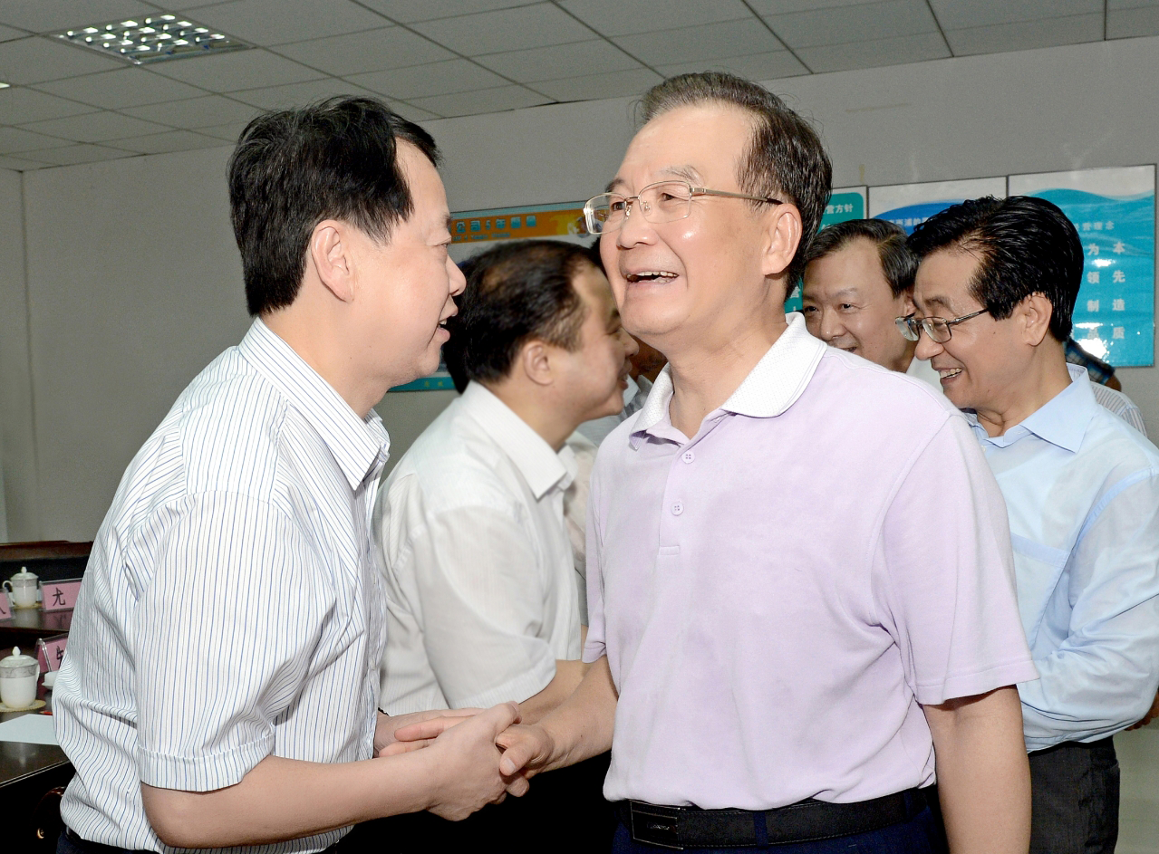 2012年8月 时任国家总理温家宝视察浙江时与时任米乐(中国)米乐网页版董事长亲切握手