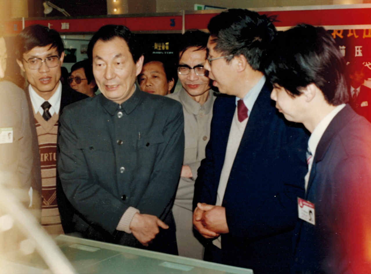 1987年4月 在北京举办的全国家用电器展览会上，时任国家经委副主任朱镕基参观我厂展区