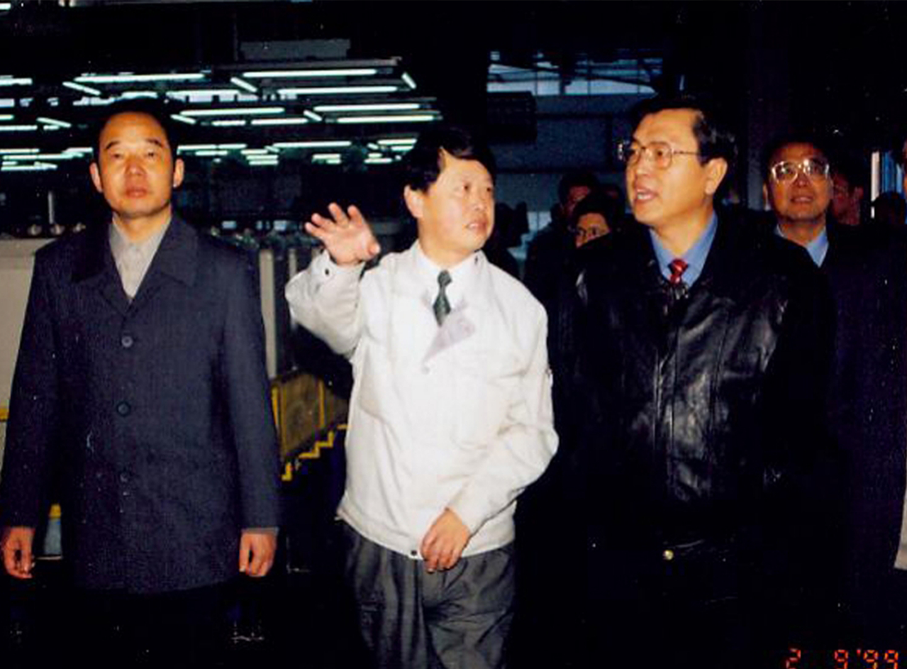 1999年2月 时任浙江省委书记张德江视察工厂